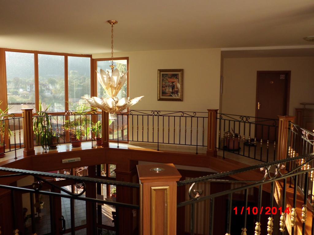 Семеен Хотел Кристал Smolyan Bagian luar foto