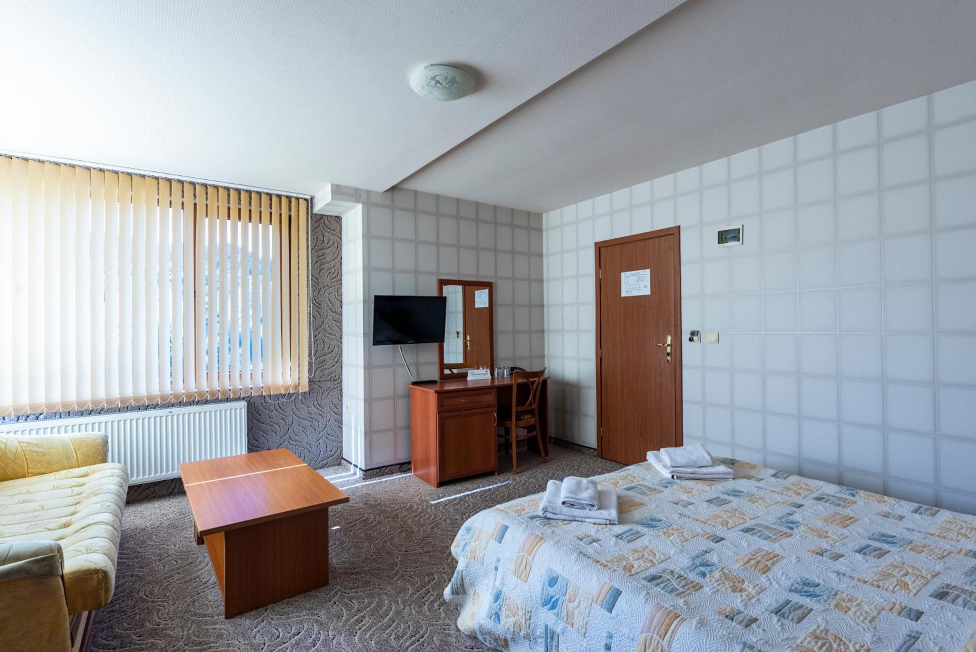 Семеен Хотел Кристал Smolyan Bagian luar foto